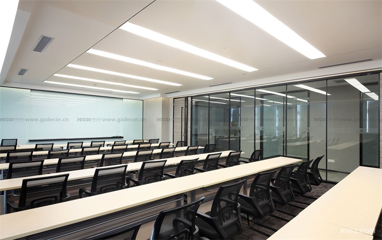 辦公室裝飾公司是否提供辦公室的工作站和辦公桌的配置方案？